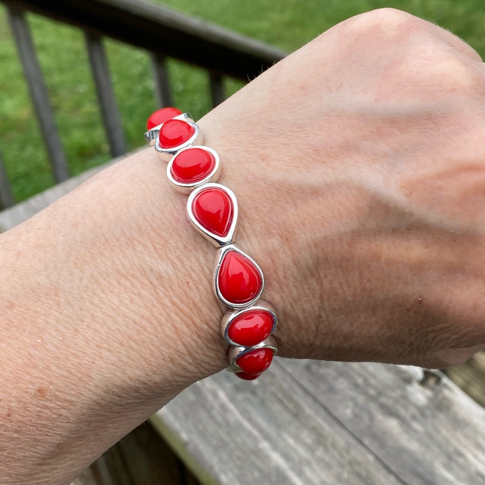 Geometric reddish orange stretch bracelet silver tone setting
